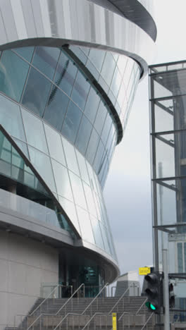 Video-Vertical-Del-Exterior-Del-Estadio-Tottenham-Hotspur,-El-Estadio-Del-Club-De-Fútbol-Spurs-En-Londres-2